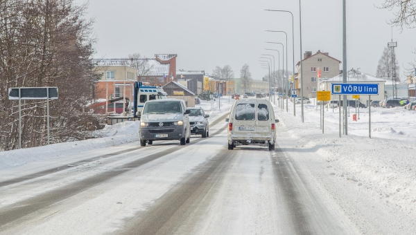 Koos uue aastaga saabus Võrumaale kauaoodatud talv. Kui jalgsi käijad saavad lumes ukerdades omal kahel jalal kuidagi hakkama, siis neljarattalistele mõjuvad suured miinuskraadid ja mahasadanud lumelaamad rohkem hoogu pidurdavalt. Õnneks on hättasattunutele oma abi pakkumas nii kohalikud tragid mehed kui ka autoabiteenus. Foto: AIGAR NAGEL